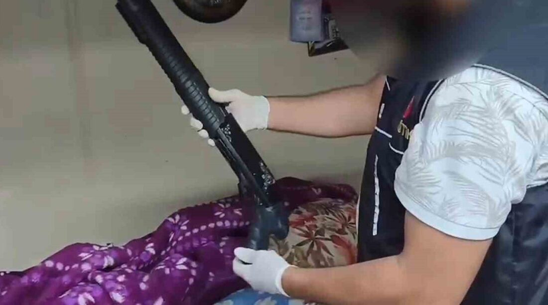 Sakarya’nın Erenler ilçesinde Narkotik Polisi, bir adrese operasyon düzenledi ve