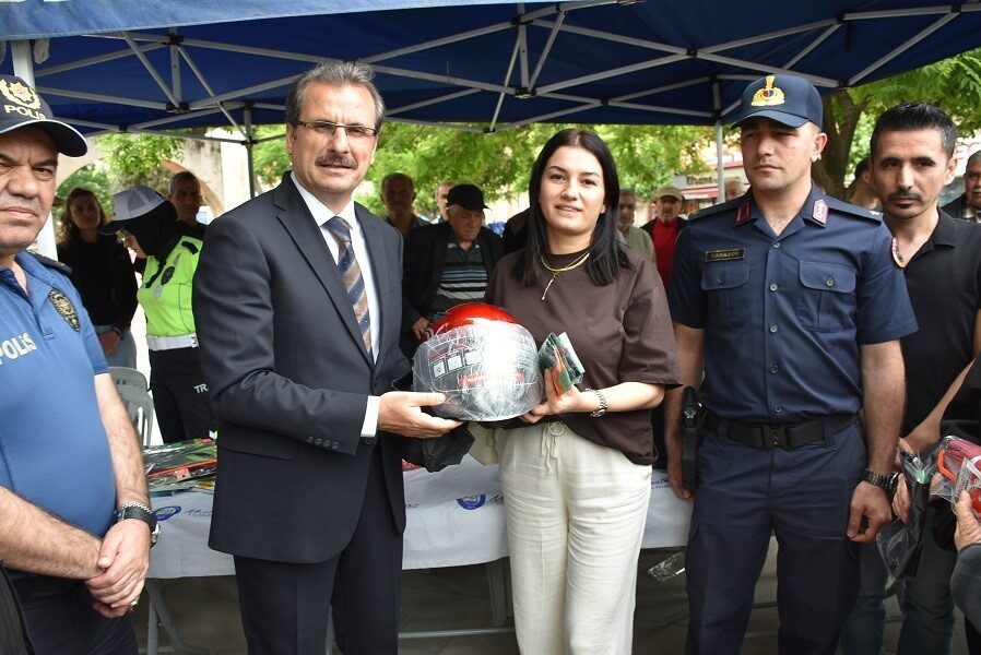 Salihli İlçe Emniyet Müdürlüğü tarafından düzenlenen bir etkinlikte, motosiklet sürücülerine