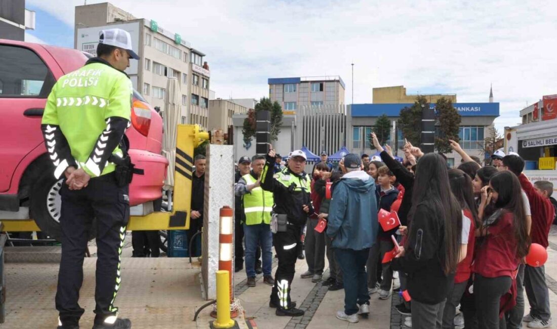 Salihli ilçesinde düzenlenen bir etkinlikte Trafik Haftası kapsamında öğrencilere trafik