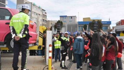 Salihli ilçesinde düzenlenen bir etkinlikte Trafik Haftası kapsamında öğrencilere trafik