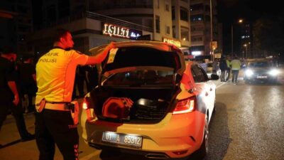 Kozan ilçesinde, Galatasaray’ın şampiyonluk kutlamaları sırasında konvoydan ayrılan bir otomobil