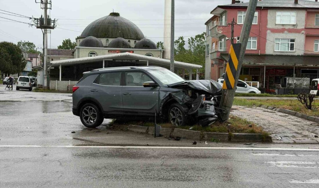 Samsun’da, kaygan bir zeminde yol alırken duramayan bir cip, bir
