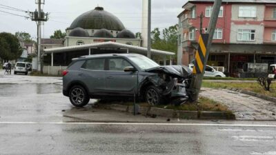 Samsun’da, kaygan bir zeminde yol alırken duramayan bir cip, bir