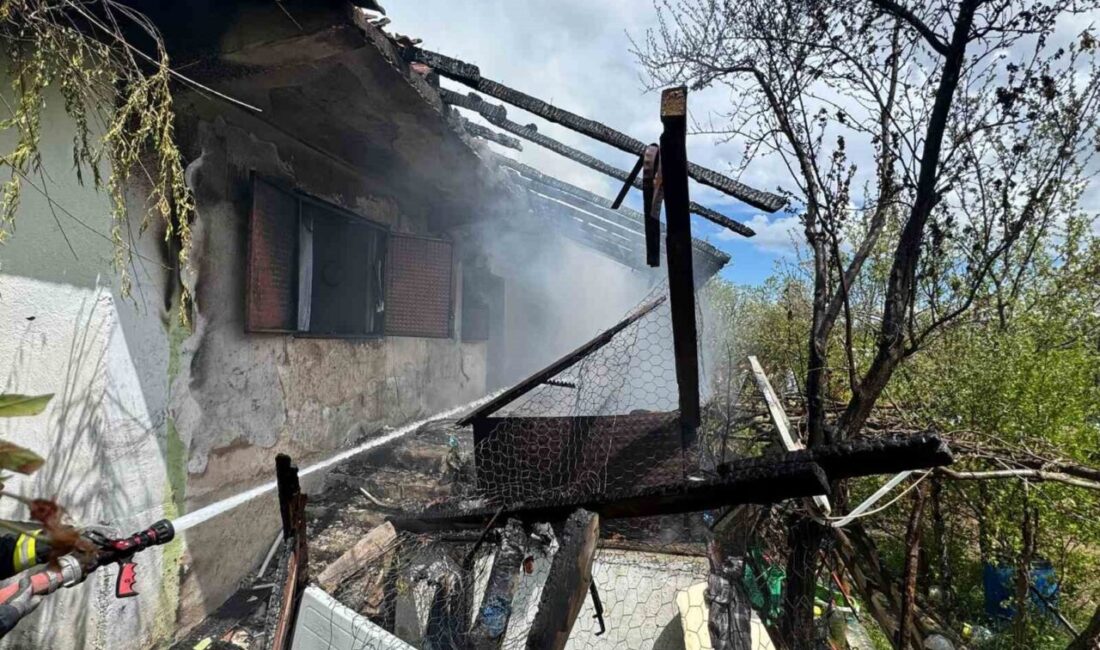 Samsun’un Vezirköprü ilçesinde bulunan bir ev, Habipfakı Mahallesi’nde öğlen saatlerinde