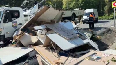 Sarıyer’de bir karavan, virajı alamayarak bariyerlere çarptıktan sonra sürücüsünü kaybetti.