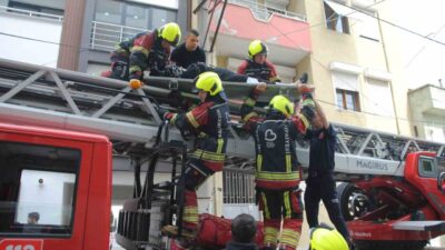 Balıkesir’de, bir apartmanın boşluğunda şarj edilirken çıkan yangın nedeniyle 8