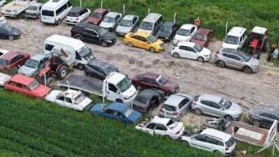 Havza ilçesinde meydana gelen sel felaketi sonrasında hasar gören araçların