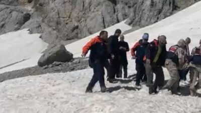 Tunceli’nin Ovacık ilçesinde yer alan Kırk Merdiven Şelalesi’nde sıkışan bir