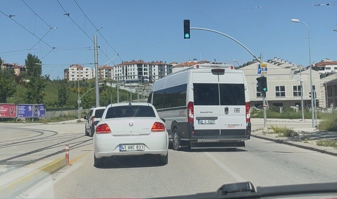 Eskişehir’de bir aracın üzerine servis şoförü tarafından sürülen araç anbean