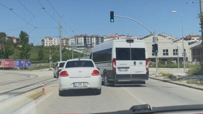 Eskişehir’de bir aracın üzerine servis şoförü tarafından sürülen araç anbean