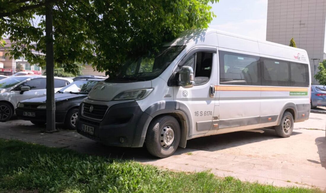 Bursa’nın İnegöl ilçesinde yaşanan kazada bir servis minibüsü, bir yaşlı