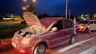 Manavgat ilçesinde seyir halindeyken alev alan bir otomobile çevredeki vatandaşlar