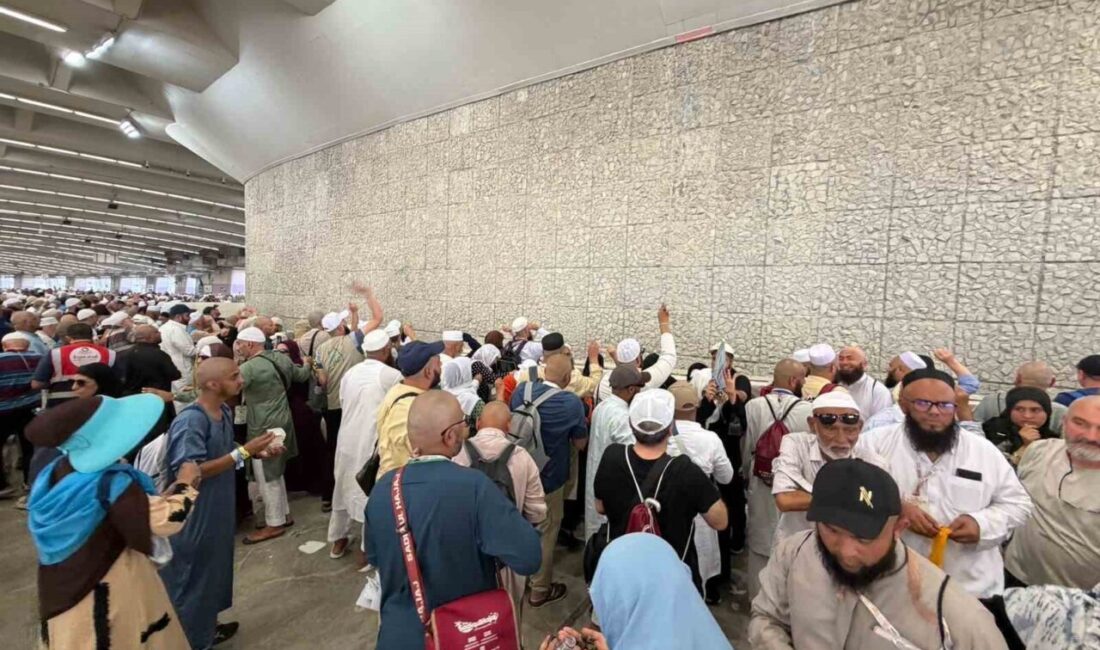 Hacı adayları, müzdelife vakfesinden yürüyerek Cemarat’taki şeytan taşlama bölgesine bayram