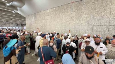 Hacı adayları, müzdelife vakfesinden yürüyerek Cemarat’taki şeytan taşlama bölgesine bayram