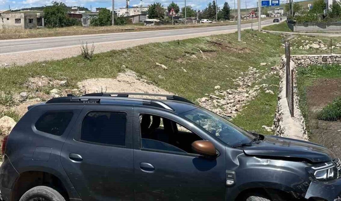 Siirt’in Kurtalan ilçesinde meydana gelen kazada, yol kenarındaki otomobil virajı