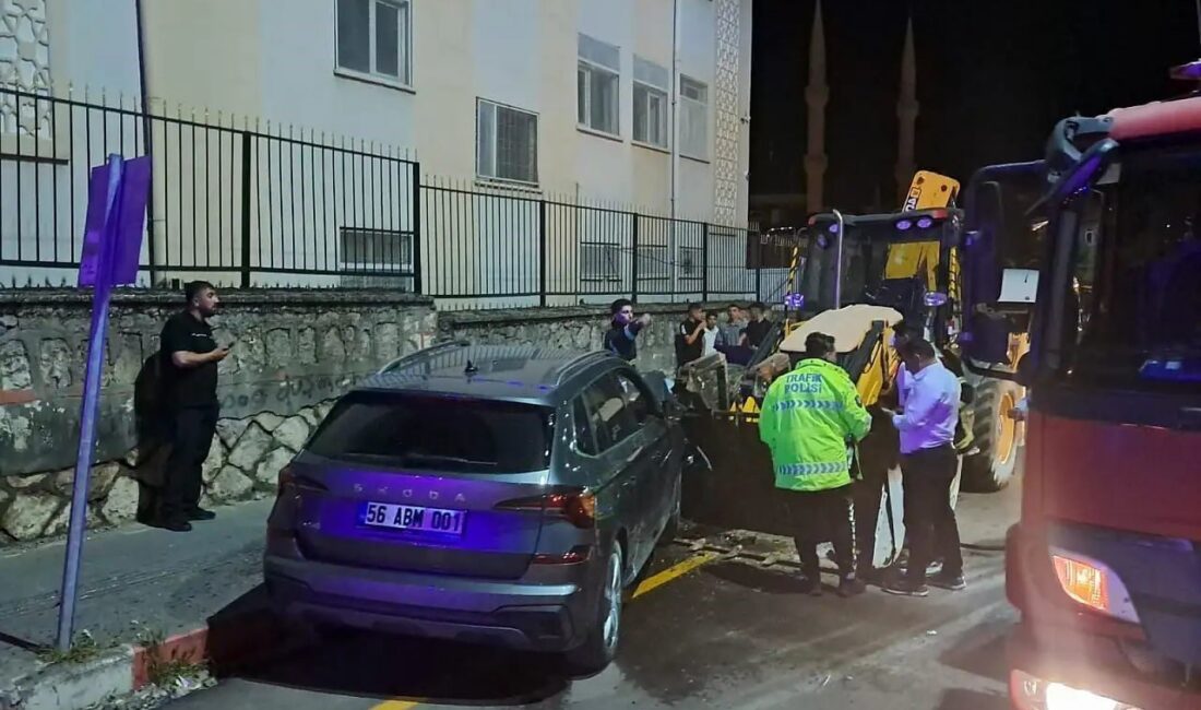 Siirt ilinde meydana gelen trafik kazasında otomobil ile kepçe kafa