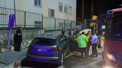 Siirt ilinde meydana gelen trafik kazasında otomobil ile kepçe kafa
