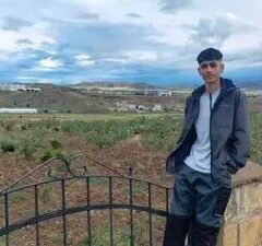 Siirt’in Pervari ilçesine bağlı Palamut köyünde, bir evin çatısında tadilat