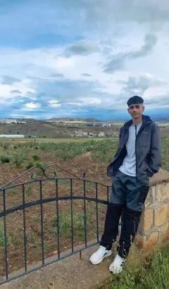 Siirt’in Pervari ilçesine bağlı Palamut köyünde, bir evin çatısında tadilat