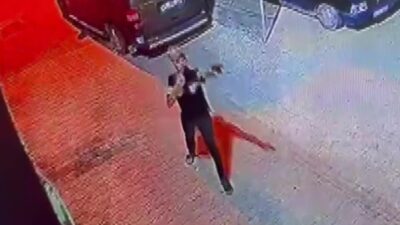 Adana’da, henüz kimliği tespit edilemeyen bir şüpheli, bir eve silahlı