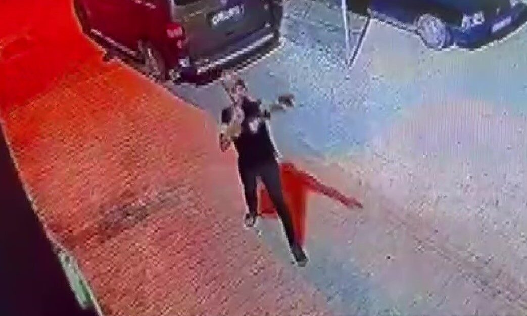 Adana’da, henüz kimliği tespit edilemeyen bir şüpheli, bir eve silahlı
