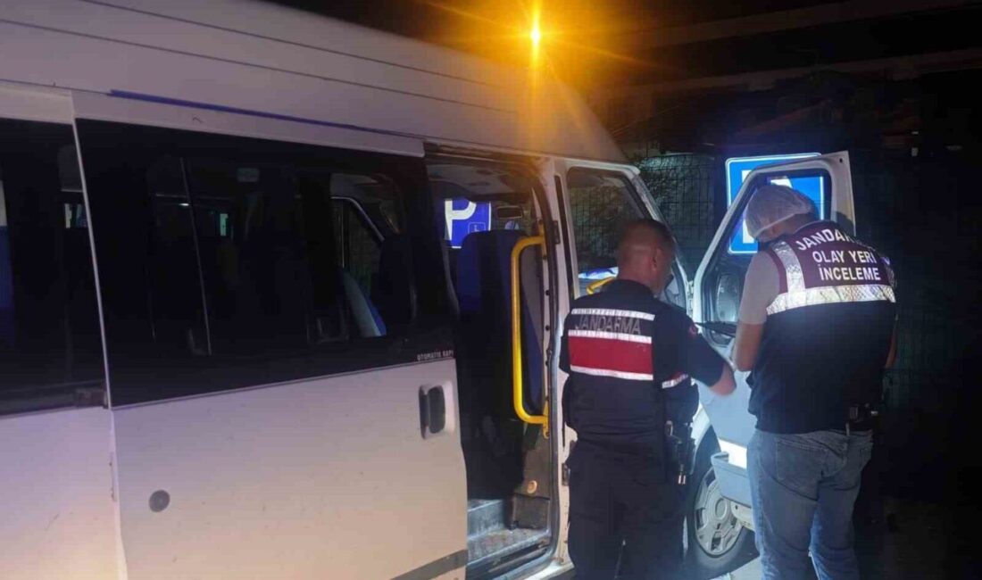 Sakarya’nın Akyazı ilçesinde, bir minibüste silahla vurulan 2 kişi tedavilerinin