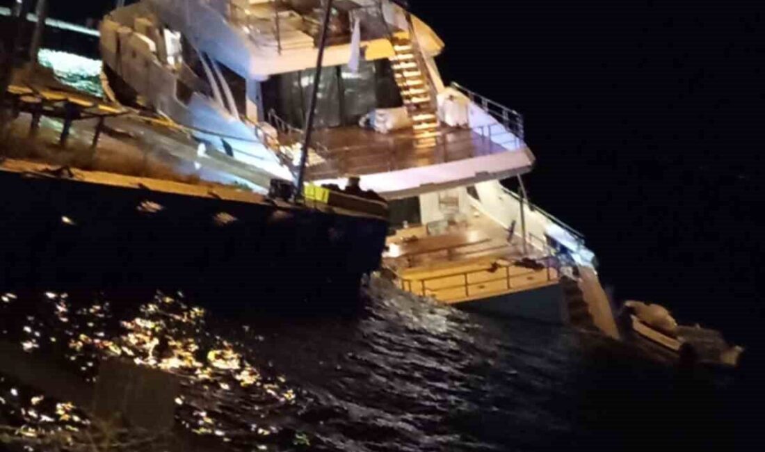 Sinop’taki limanda demirli bulunan yabancı bayraklı lüks bir yat su