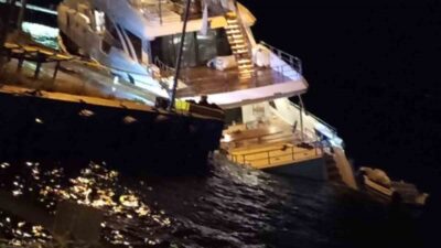 Sinop’taki limanda demirli bulunan yabancı bayraklı lüks bir yat su