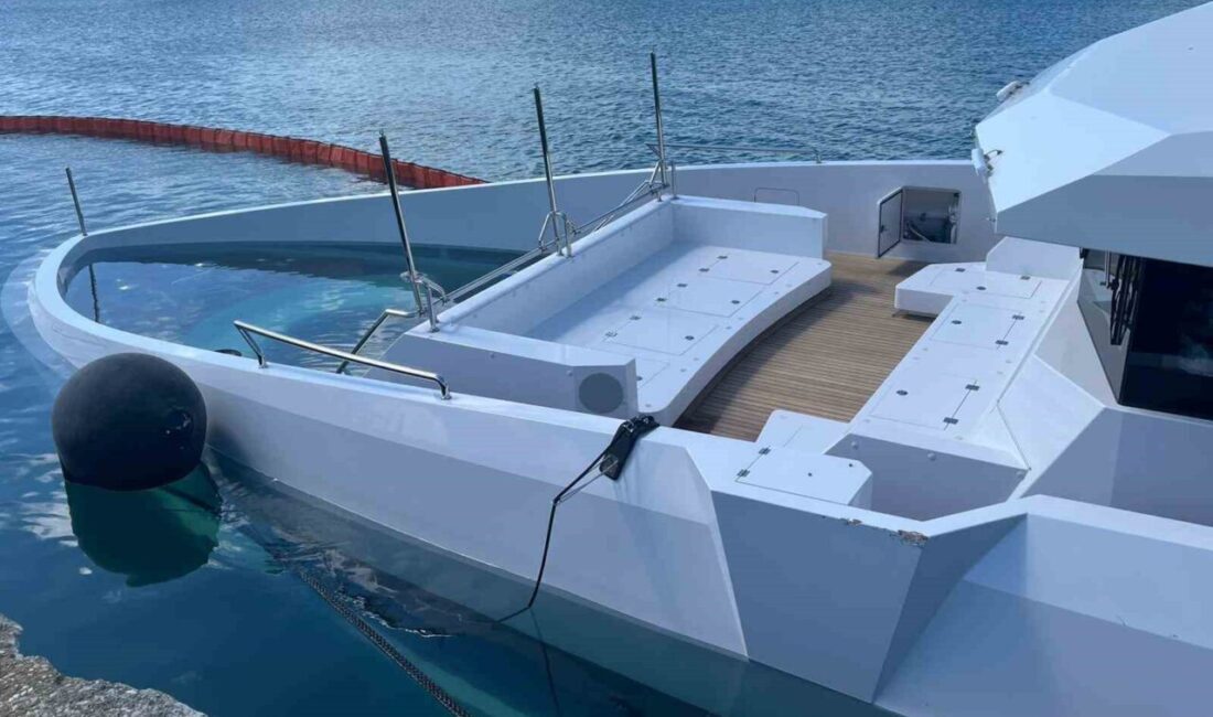 Sinop Limanı’nda demirli bulunan yabancı bayraklı lüks yat, su almaya
