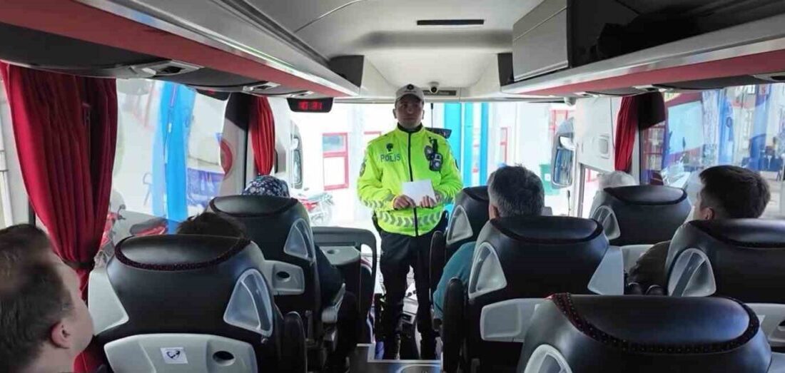 Sinop’ta polis ekipleri, Trafik Haftası kapsamında şehirler arası otobüs terminalinde