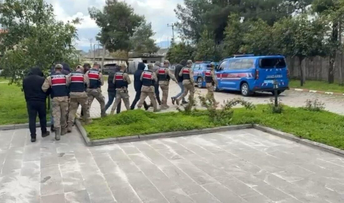 Uludere ilçesinde jandarma tarafından gerçekleştirilen eş zamanlı operasyonlarda, uyuşturucu satıcılarına