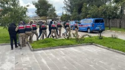 Uludere ilçesinde jandarma tarafından gerçekleştirilen eş zamanlı operasyonlarda, uyuşturucu satıcılarına