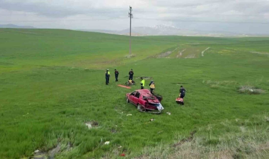 Sivas’ın Kangal ilçesinde meydana gelen trafik kazasında, bir otomobilin şarampole
