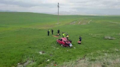Sivas’ın Kangal ilçesinde meydana gelen trafik kazasında, bir otomobilin şarampole
