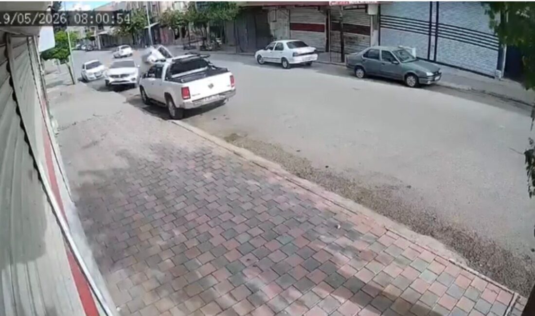 Şanlıurfa’nın Siverek ilçesinde, park halindeki bir araca çarpan bir otomobilin