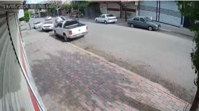 Şanlıurfa’nın Siverek ilçesinde, park halindeki bir araca çarpan bir otomobilin