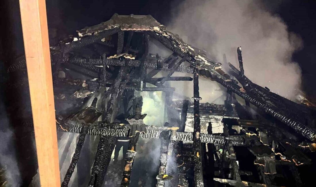 Atça Mahallesi’nde gece saatlerinde çıkan yangında bir ev tamamen kullanılamaz