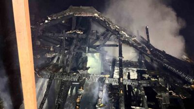 Atça Mahallesi’nde gece saatlerinde çıkan yangında bir ev tamamen kullanılamaz