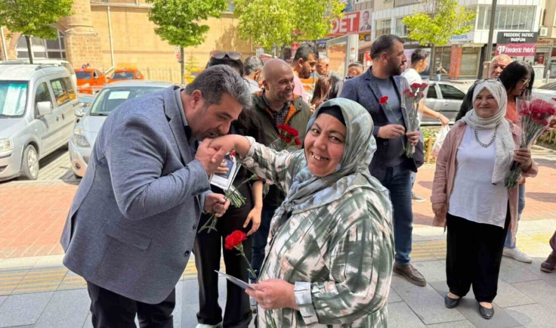 Anahtar Parti Kırşehir İl Teşkilatı, Anneler Günü’nde kent merkezinde vatandaşlarla
