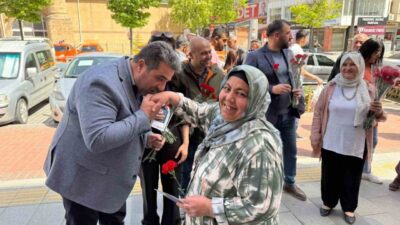 Anahtar Parti Kırşehir İl Teşkilatı, Anneler Günü’nde kent merkezinde vatandaşlarla