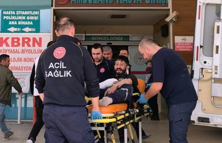 İnegöl ilçesinde demir sac kesimi yapan bir genç, spiral taşının
