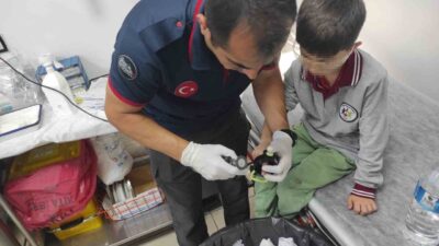 Batman’da, su matarasına sıkışan bir çocuğun parmağı, hastanede bulunan itfaiye