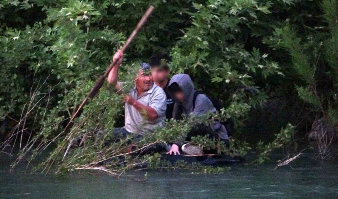 Manavgat Irmağı’nda su seviyesinin yükselmesi sonucu mahsur kalan 2 çocuğa,