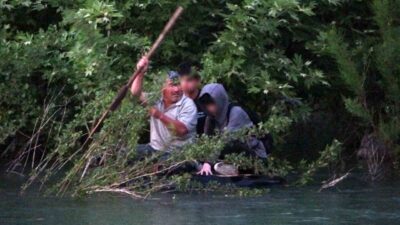 Manavgat Irmağı’nda su seviyesinin yükselmesi sonucu mahsur kalan 2 çocuğa,