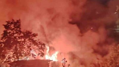Sultanbeyli ilçesinde gece saatlerinde bir gecekonduda çıkan yangın, itfaiye ekiplerinin