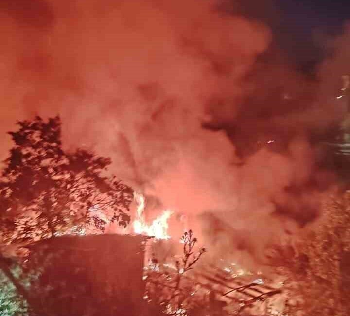 Sultanbeyli ilçesinde gece saatlerinde bir gecekonduda çıkan yangın, itfaiye ekiplerinin