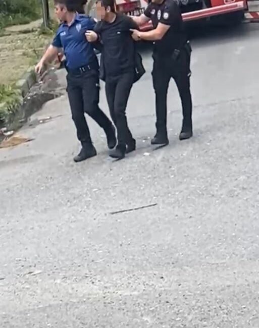 Sultangazi ilçesinde bir adam, annesini evde rehin aldı. Adam, polislerin