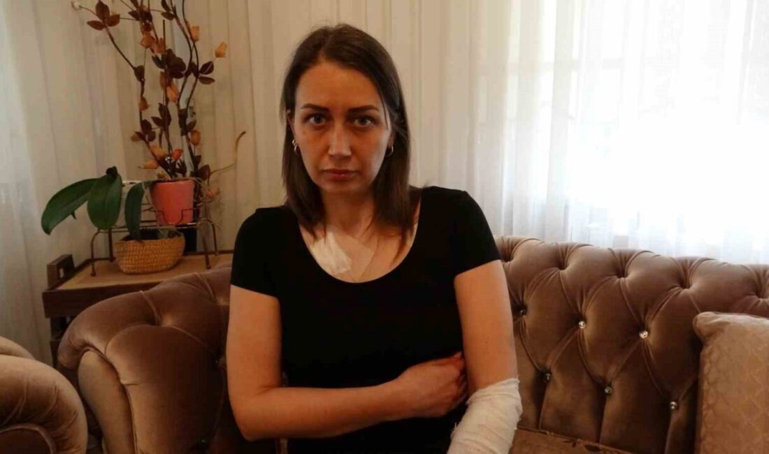 Sultangazi ilçesinde, boşanma sürecindeki eşinin aracını durduran saldırgan, genç kadını