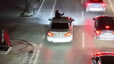 Kadıköy Sahil Yolu’nda seyir halinde olan bir araçta, sürücü sunroof