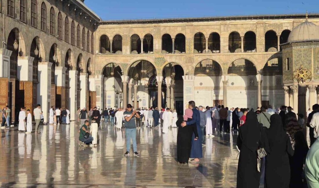 Şam’da binlerce Müslüman, tarihi Emevi Camii’nde omuz omuza saf tutarak